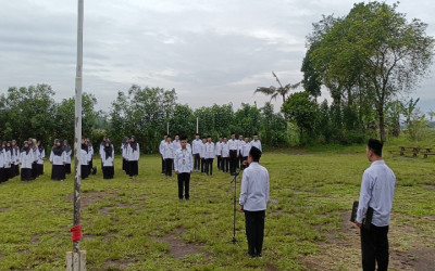 SEMANGAT TAK SURUT, GURU MI SE- KECAMATAN KEMBARAN GELAR UPACARA HAB KEMENAG KE-80