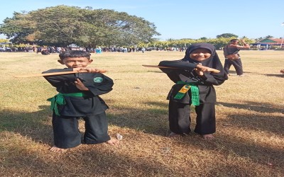 DUA PENDEKAR CILIK MIN 3 BANYUMAS TAMPIL MEMUKAU DALAM  ASTRAKSI SILAT KOLOSAL HARDIKNAS 2025  BANYUMAS, 2 MEI 2025