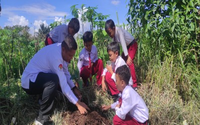 KELUARGA BESAR MIN 3 BANYUMAS BERPARTISIPASI DALAM GERAKAN PENANAMAN 1 JUTA POHON MATOA KEMENTERIAN AGAMA REPUBLIK INDONESIA